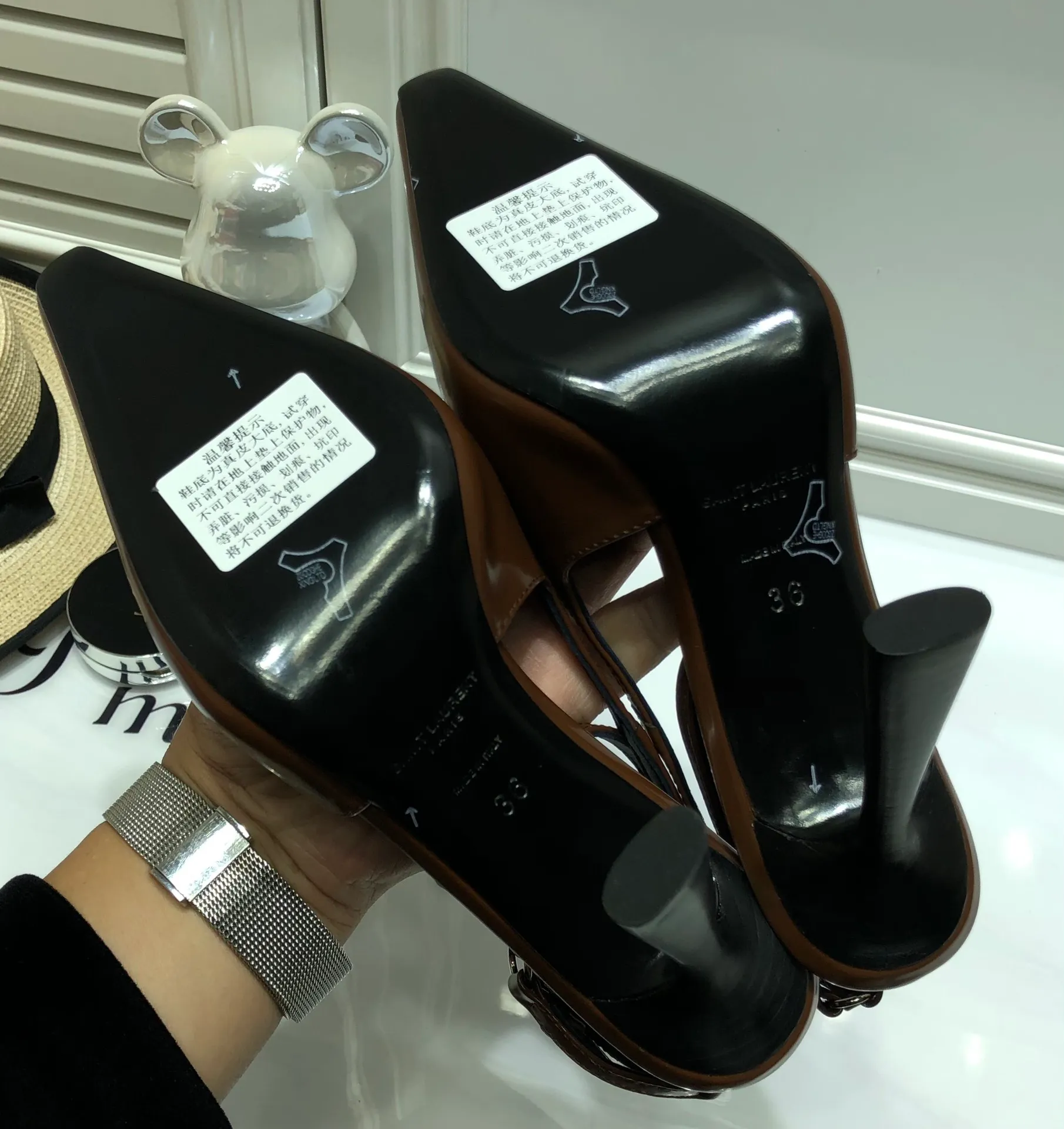 👟👟Ex-factory price 560👟👟 Top quality Saint Laurent/Yves Saint Laurent 2024 spring and summer new style👠Small square toe high heels of the same style as Rose. The layered leather high heels are very good at modifying the foot shape. In recent years, SLP has become more and more understanding of women in high heels. ysl beautiful high heels 👠Number of yards: 35-40 (41 customized, non-returnable) Upper: open edge beaded cowhide/patent leather, lining Imported sheepskin lining, sole: genuine leather outsole, heel height: 10cm (heel imported from Italy)